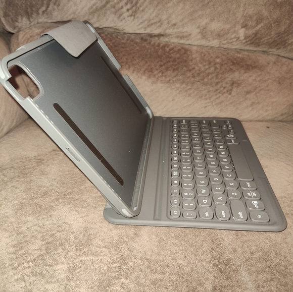 Zagg ZKB11FBB34 PRO Keys Detachable Bluetooth Keyboard - for iPAD PRO 11 - Picture 11 of 13